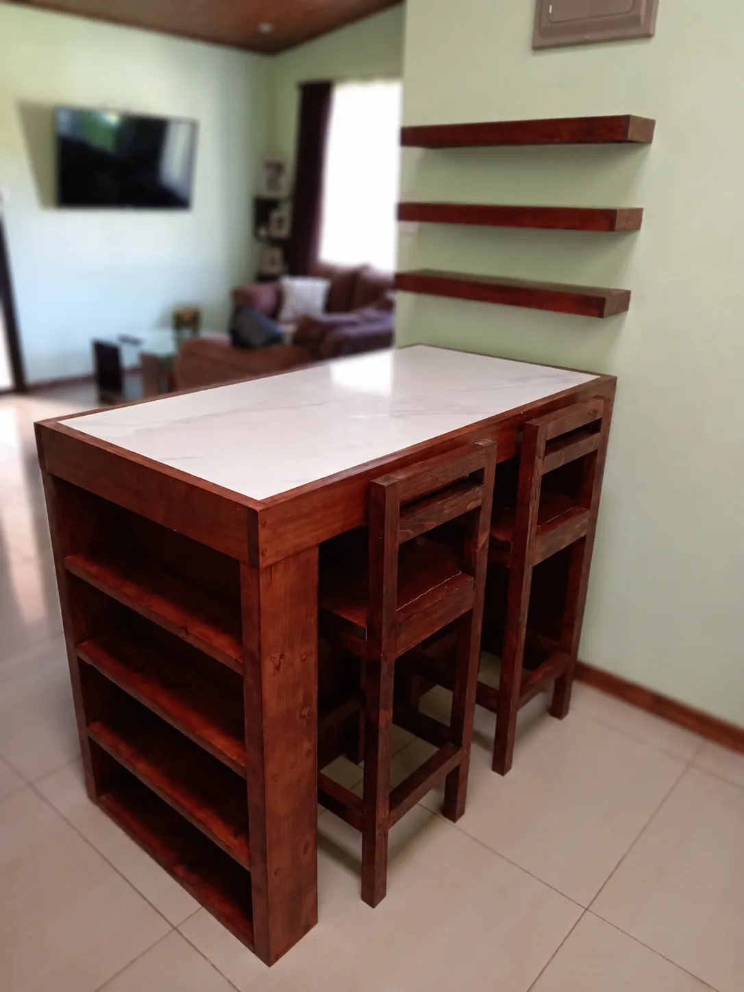 Desayunador con 4 silla y 3 repizas, en madera de pino